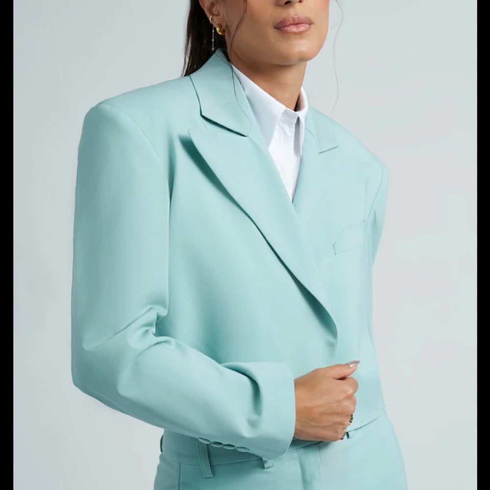 Green Blazer with Wide Notched Lapels and Fitted Silhouette